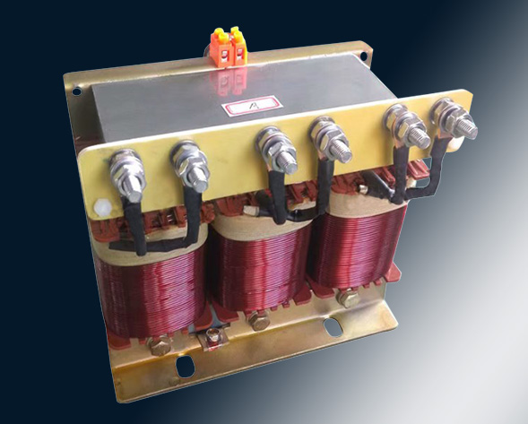 TKSG/TKDG濾波電抗器通過(guò)的是交流電流，它與濾波電容器串聯(lián)使用，組成諧振電路，使其在規(guī)定的頻率點(diǎn)上諧振，濾指定的高次諧波；同時(shí)還可實(shí)玖電力系統(tǒng)的無(wú)功補(bǔ)償和…