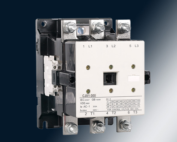 CJX1交流接觸器適用于交流50Hz或60Hz、電壓至690V、電流至475A的電力線(xiàn)路中，供遠(yuǎn)距離頻繁起動(dòng)和控制電動(dòng)機(jī)及接通與分?jǐn)嚯娐贰＝?jīng)加裝機(jī)械聯(lián)鎖機(jī)構(gòu)后組…